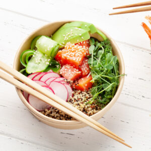 きゅうりなどの野菜が乗っているポキ丼