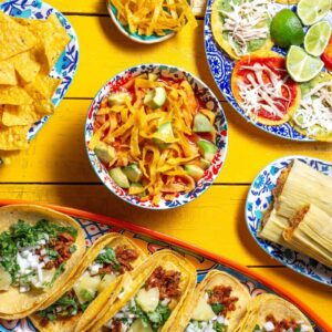 たくさんの美味しそうなタコスなどのメキシコ料理