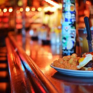 ライブハウスレストランの料理が置かれたカウンター