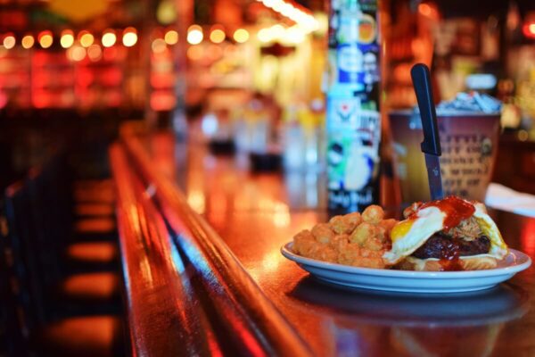 ライブハウスレストランの料理が置かれたカウンター